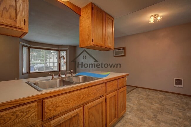 Building Photo - Very Nice 2 Bed Home with Fully Fenced Bac...