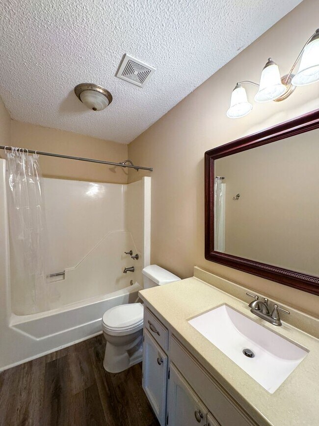 Building Photo - Charming 3 Bed 1.5 bath in College Lakes