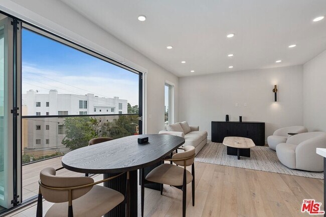 Building Photo - 505 S Barrington Ave