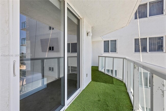 Building Photo - 2457 Collins Ave