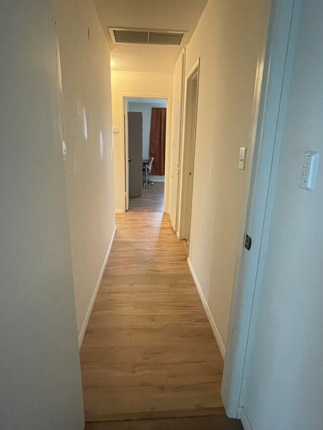 Building Photo - Beautiful single story 3 bedroom w/2 parki...