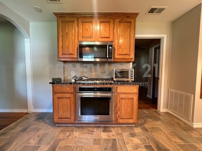 Building Photo - Well Maintained 3/1.5 in Historic Downtown...