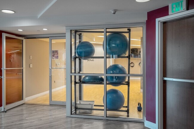 Building Photo - Glass House 1 Bed 1 Bath High Rise Condo w/ Mountain & City Views!!