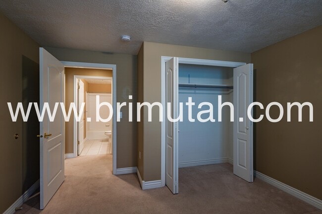 Building Photo - 3075 E Kennedy Dr
