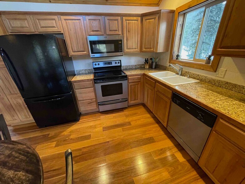 Building Photo - 511 N Aspen St