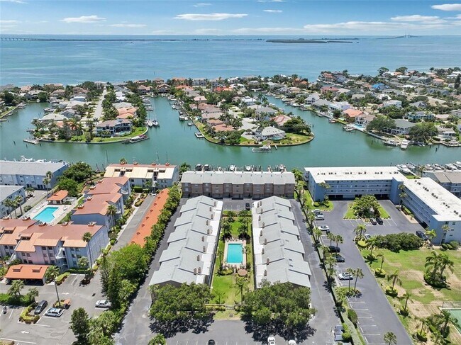 Building Photo - 637 Pinellas Bayway