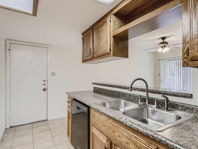 Building Photo - Northwest Hills 2/2 with Study, Large Gara...