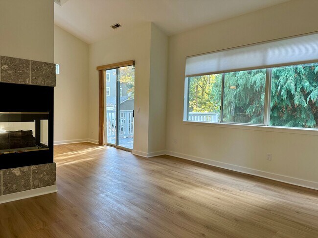 Building Photo - Beautiful 2 bed/2 Bath townhouse in Kenmore