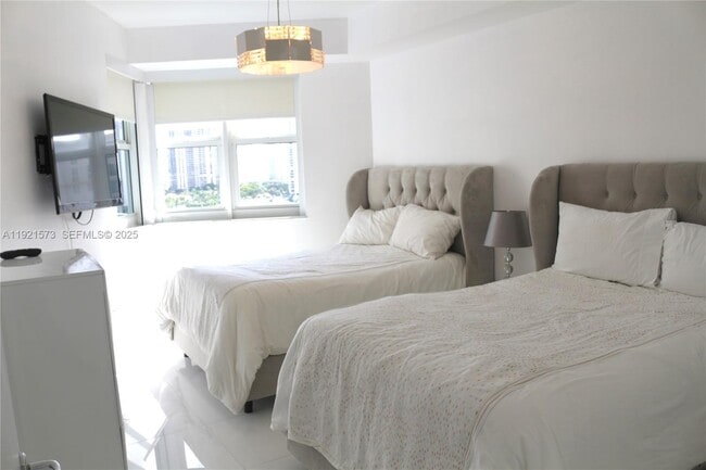 Building Photo - 20000 E Country Club Dr