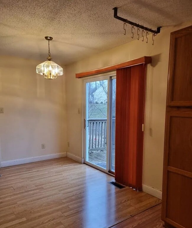 Building Photo - 3 bedrooms with Garage!