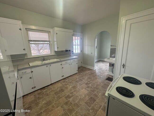 Building Photo - 2167 Eminence