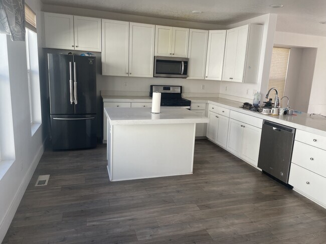 Building Photo - 3855 Gartmore Ln