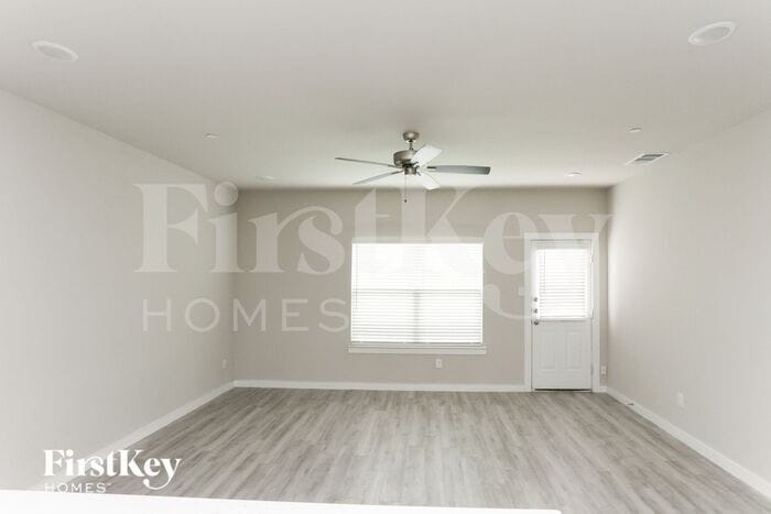 Building Photo - 330 Niki Dr