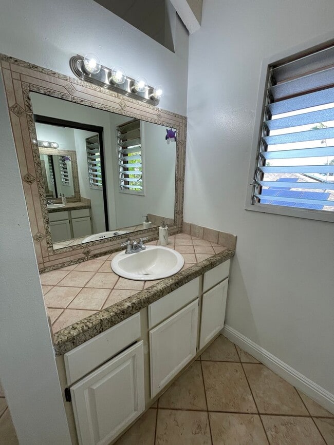 Building Photo - Spacious Mahinahina 3 Bedroom