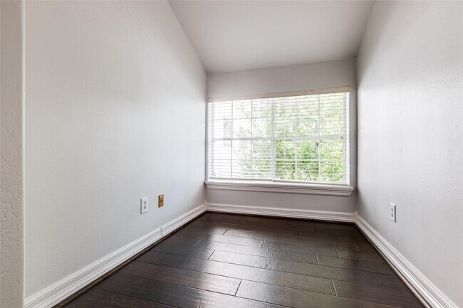 Building Photo - 1318 Peden St