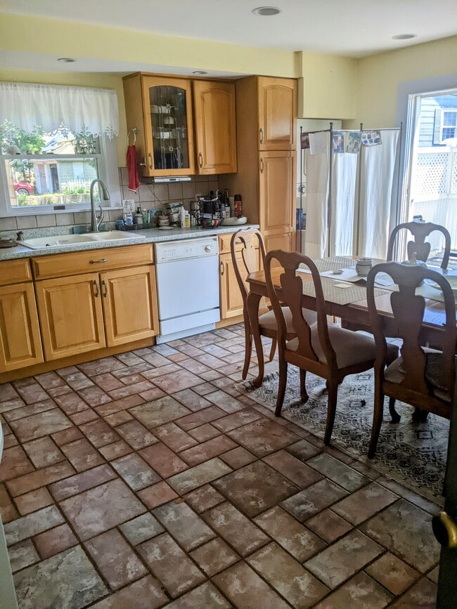 Kitchen has a stackable washer and dryer, great convenience - 63 Essex St
