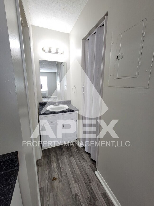 Building Photo - Recently Renovated - Alcoa Studio Apartment – Convenient Location!