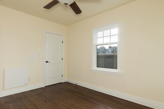 Building Photo - Charming 2 Bed / 1 Bath Top Floor, South-Facing Apartment w/ Roof Deck One Month Free Rent