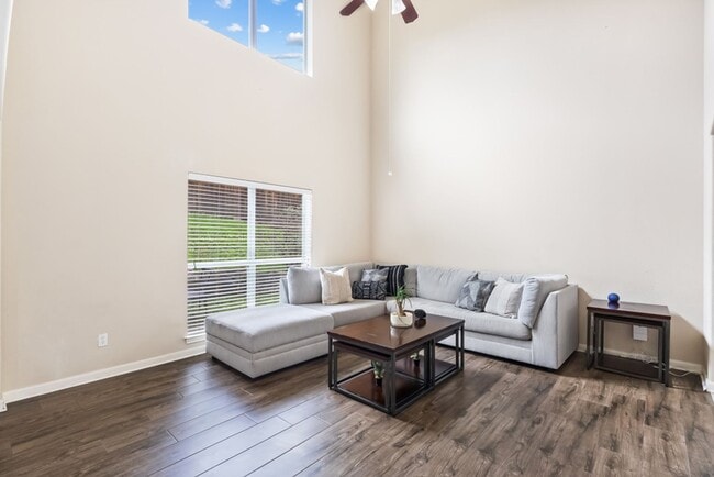Building Photo - Charming Home Awaits: Spacious & Modern Living in a Prime Location