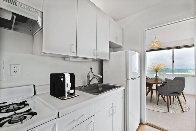 Building Photo - 23rd Floor Studio at The Willoughby Very C...