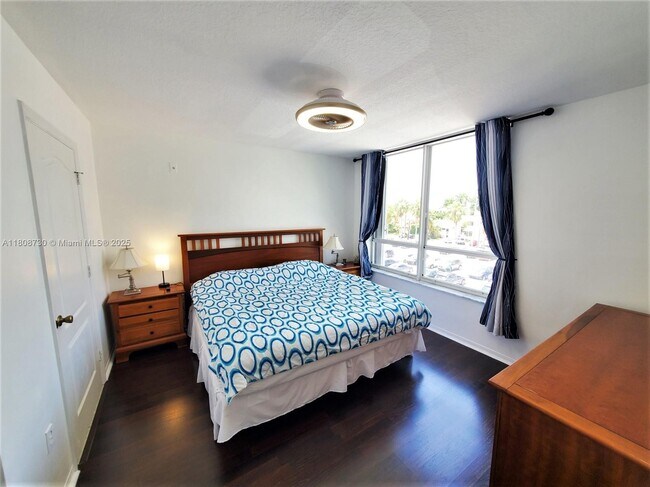 Building Photo - 2642 Collins Ave