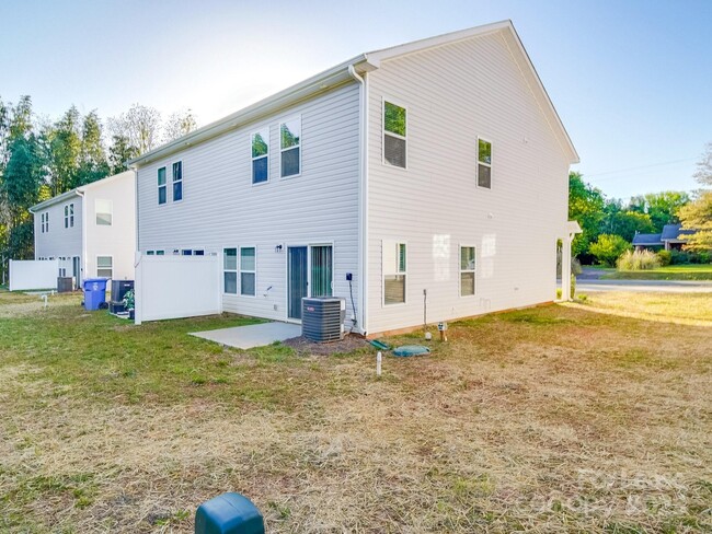 Building Photo - 914 S Battleground Ave