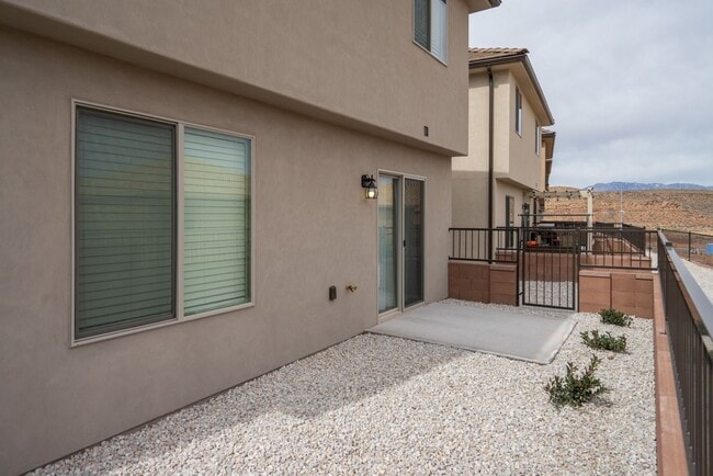 Building Photo - Desert Canyons End Unit – 4-Bedroom, 2.5-B...