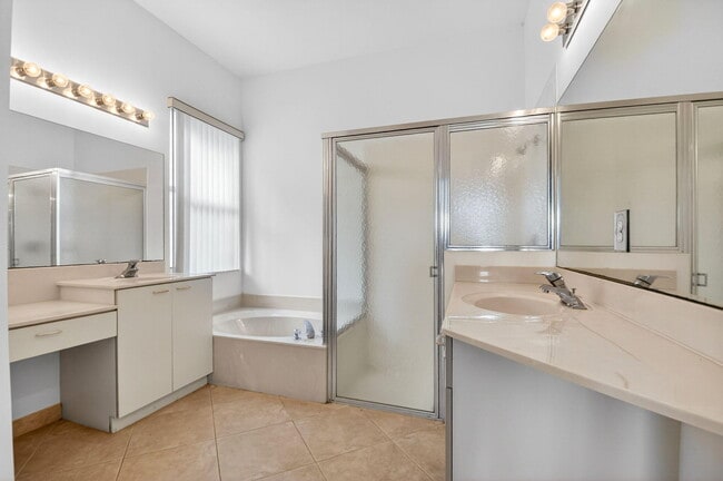 Building Photo - 2431 Westmont Dr