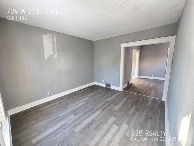 Building Photo - 704 W 21st St