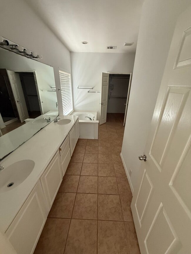 Building Photo - MOVE IN SPECIAL! $500.00 OFF 1ST FULL RENT!!Brick Home 4 bed 3.5 bath 2 car garage