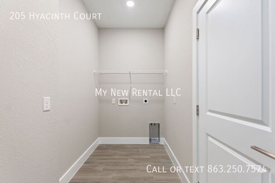 Building Photo - 205 Hyacinth Ct