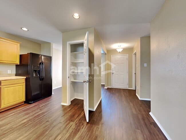 Building Photo - 925 Hawthorne Rd