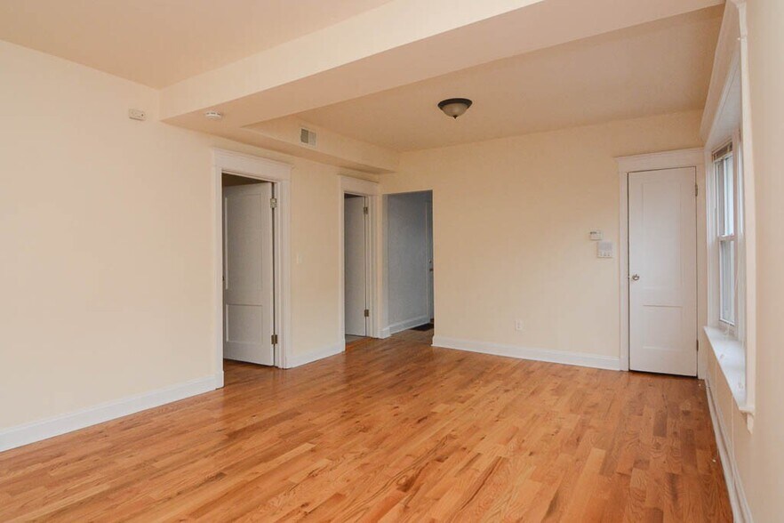 Building Photo - 3211 W Pierce Ave