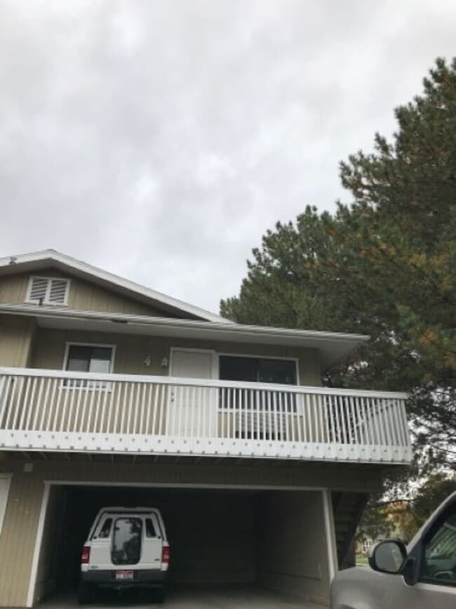 Building Photo - 747 Meadows Dr