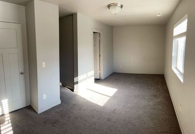 Building Photo - Charming 2 Story Townhome w/ 2 Attached Car Garage