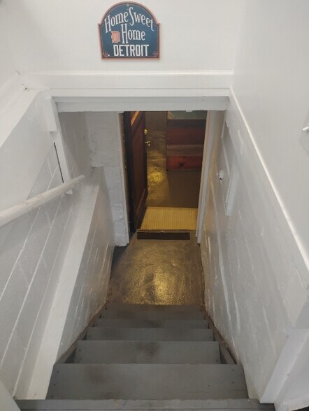 Building Photo - 807 E 14 Mile Rd