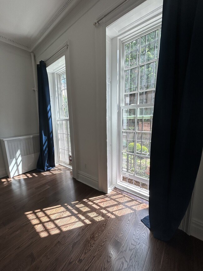 Building Photo - West 20th St 3 BD 2BA  Duplex-  11Ft Ceili...