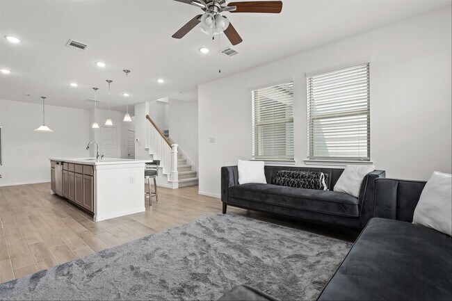 Building Photo - 7449 Hinsdale Dr