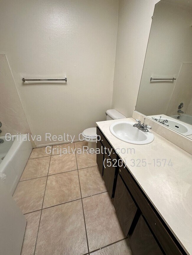 Building Photo - 2650 W Calle Padilla