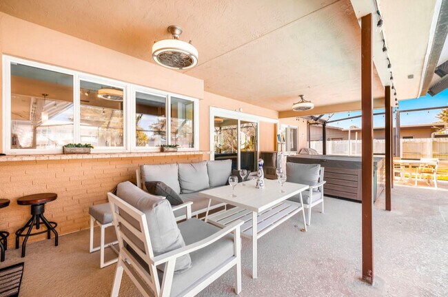 Building Photo - 5921 SW 17th Ct