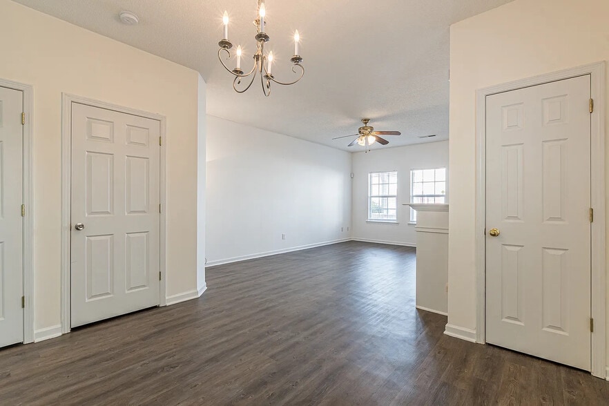 Building Photo - Room in Condo on Ginnis Rd