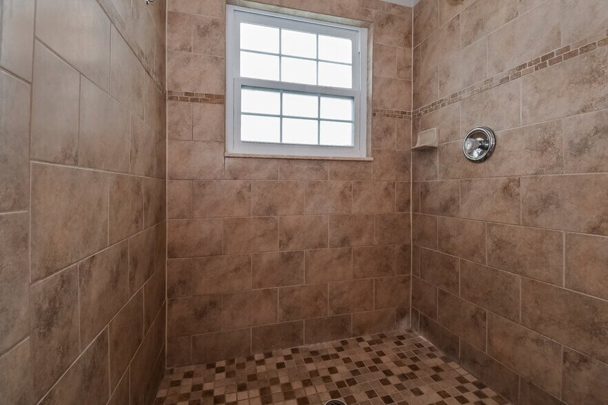 Building Photo - 8544 Moss Pointe Trail N