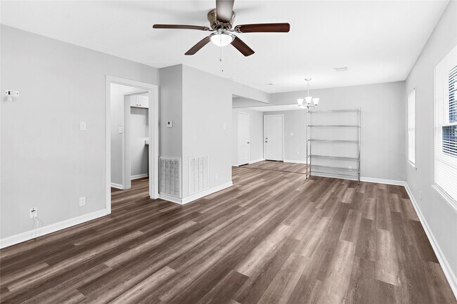 Building Photo - 1104 Southampton Dr