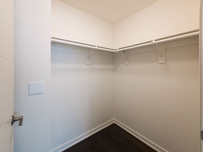 Building Photo - Luxury Townhome Centrally Located in Silver Lake!