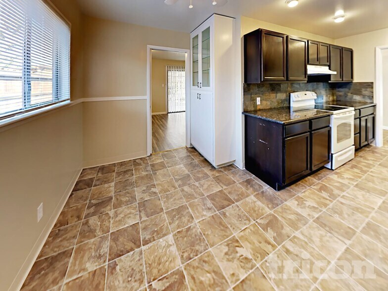 Building Photo - 1355 Royal Dr