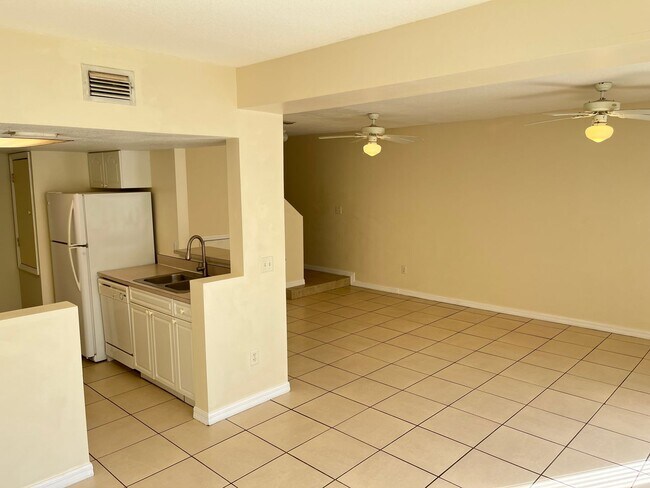 Building Photo - 3bed/2bath townhouse close to Disney inclu...