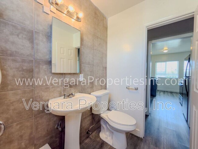 Building Photo - 1083 E 7th St