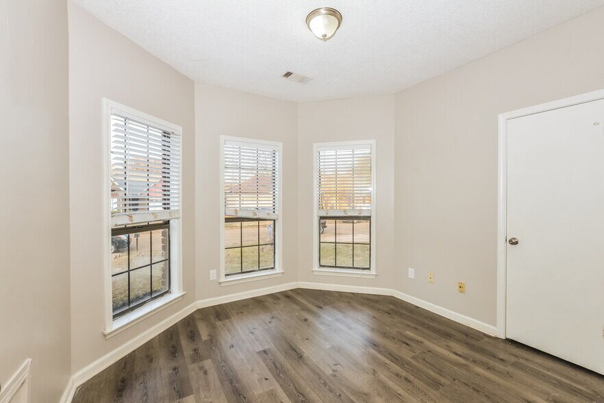 Building Photo - 6589 Silver Oak Cove