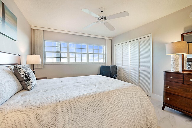 Building Photo - 575 Oaks Ln