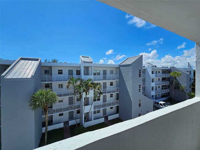 Building Photo - 2850 NE 14th St